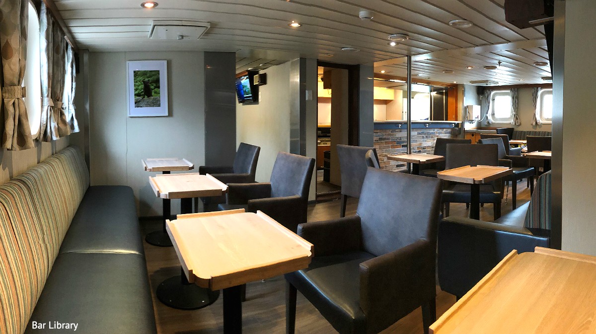 El Bar Libreria a bordo del Spirit of Enderby CRUCEROS EXPLORACION CRUCEROS OCEANO PACIFICO CRUCEROS SIBERIA CRUCEROS ANTARTIDA CRUCEROS EXPLORACION CRUCEROS EXPEDICION #CrucerosExploracion #ExpeditionCruises #HeritageExpedition #SpiritOfEnderby